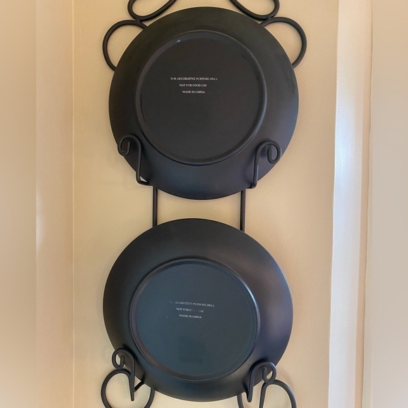 2 VINTAGE CERAMIC POTTERY PLATES~REDS FLOWER~RED & GOLD ORNATE TRIM~NICE~CHCBT - Picture 4 of 4